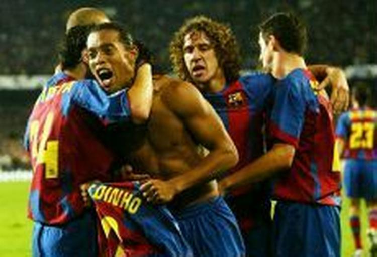 Ronaldinho er blandt topfavoritterne til at løbe med årets Ballon d'Or. - Foto: AP 