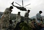 Helikoptere er gode til at transportere nødhjælp ud til de hårdest ramte områder i Kashmir. - Foto: AP 