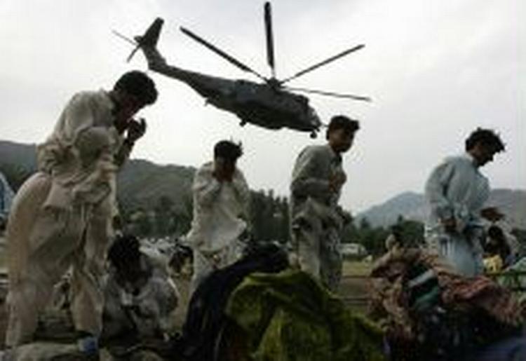 Helikoptere er gode til at transportere nødhjælp ud til de hårdest ramte områder i Kashmir. - Foto: AP 