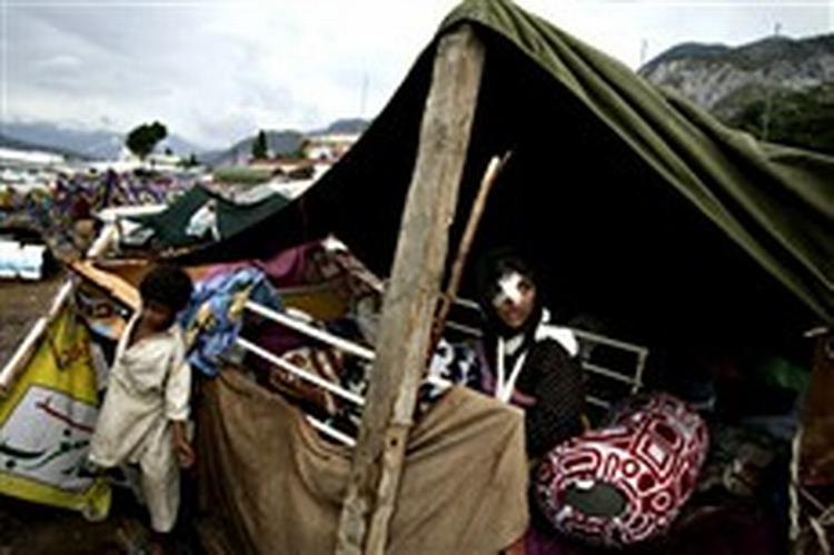 Kashmirs militser har hjulpet ofrene med lægehjælp og telte. - Foto: AP 