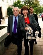 Judith Miller med sin forsvarer Robert Bennet, efter at hun i retten for første gang havde fortalt om sine kilder.   Foto: Pablo Martinez Monsivais/AP 
