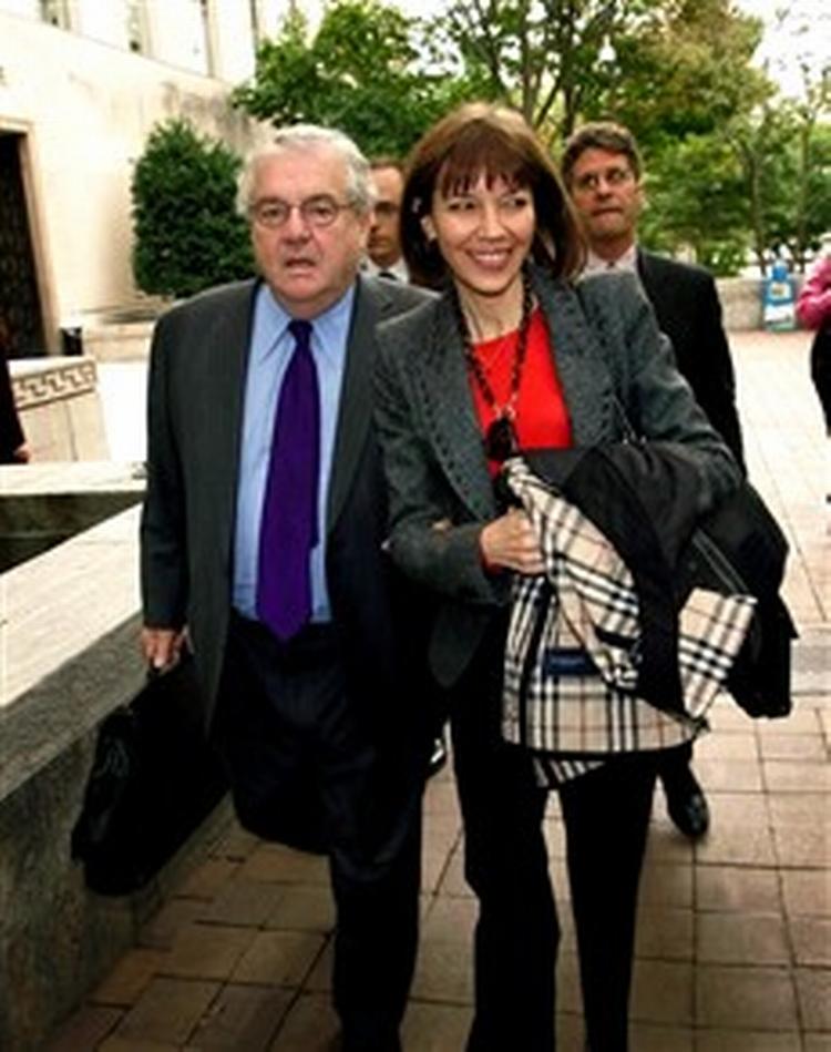 Judith Miller med sin forsvarer Robert Bennet, efter at hun i retten for første gang havde fortalt om sine kilder.   Foto: Pablo Martinez Monsivais/AP 