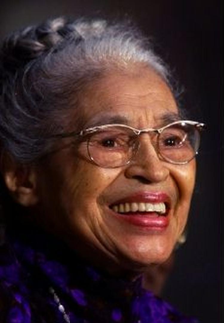 Rosa Parks er død i en alder af 92 år. Den sorte borgerrettighedskvinde ses på billedet fra 1999, da hun modtager Kongressens æresmedalje. - Arkivfoto: AP 