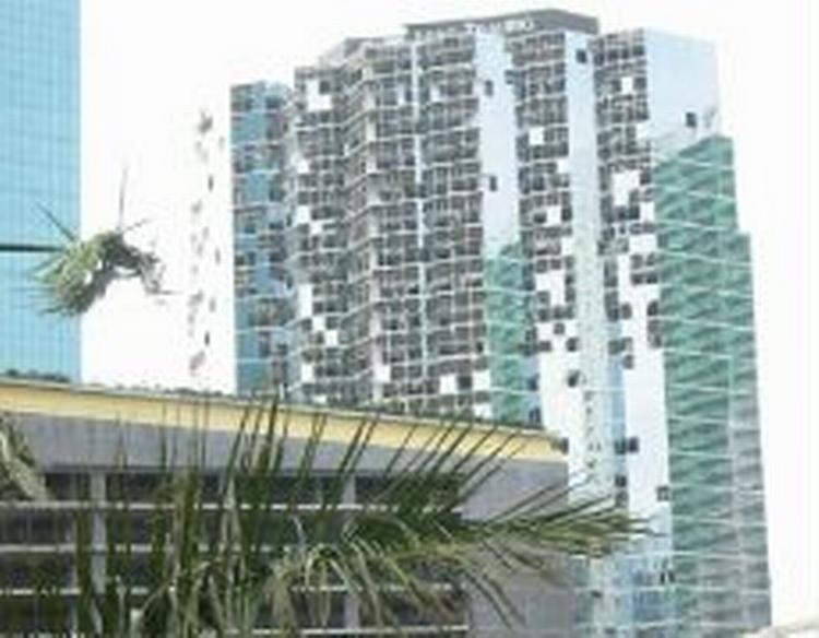 Vinduerne i Miami Beachs skyskrabere er smadret af orkanens hærgen. - Privatfoto: Jens Thor Madsen 