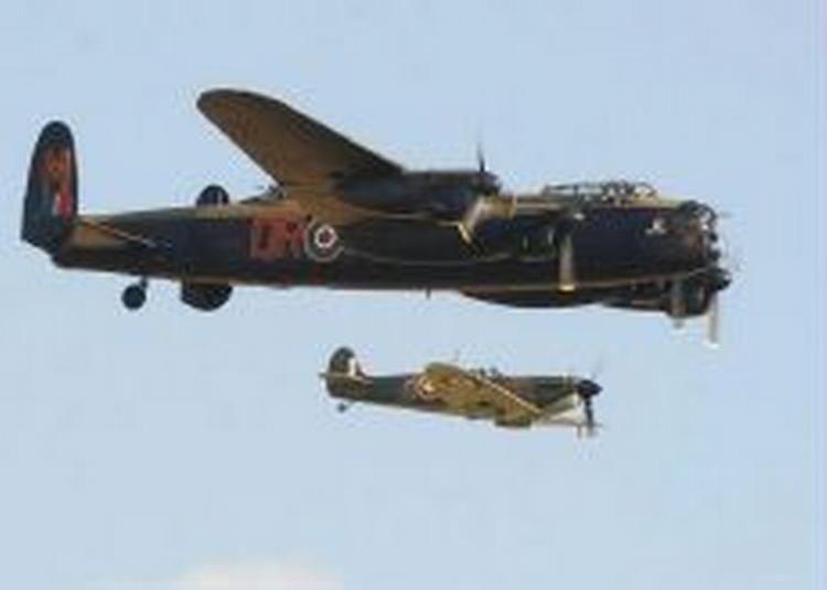 En stivfrossen pilot fra 2. Verdenskrig er blevet fundet i Sierra Nevada. Billedet viser to britiske fly fra krigen - Foto: AP 