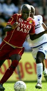 Francis Dickoh i nærkamp med FCK's Elrio van Heerden. - Arkivfoto: Jens Dresling. 