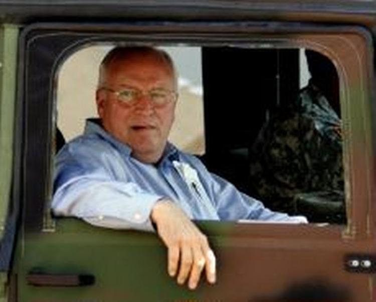 USA's vicepræsident Dick Cheney er kommet i modvind, efter New York Times har afsløret, at Cheney lækkede en kvindelig CIA-agents fortrolige identitet til sin stabschef. - Arkivfoto: AP 