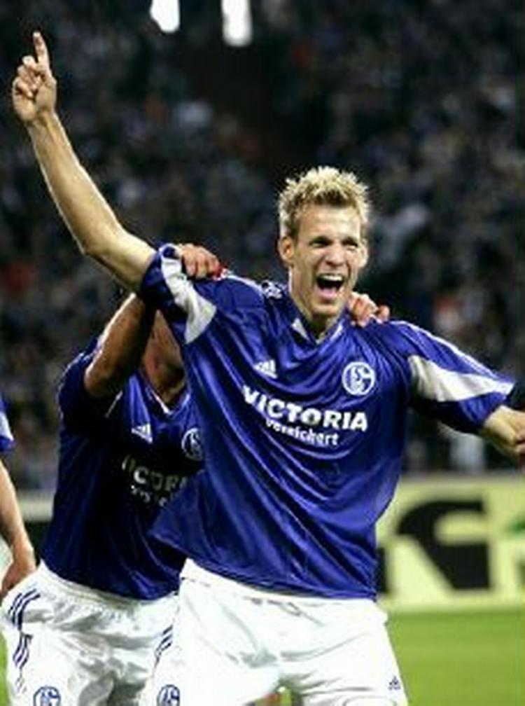Søren Larsen jubler efter en scoring mod Kaiserslautern. - Arkivfoto: Thomas Wilmann. 