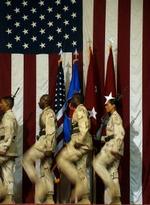 Amerikanske soldater marcherer ved lufthavnen i Bagram, hvor flere fanger er blevet mishandlet til døde. - Foto: AP 