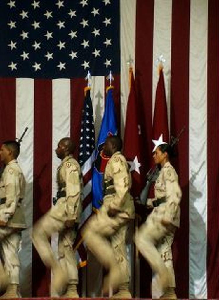 Amerikanske soldater marcherer ved lufthavnen i Bagram, hvor flere fanger er blevet mishandlet til døde. - Foto: AP 