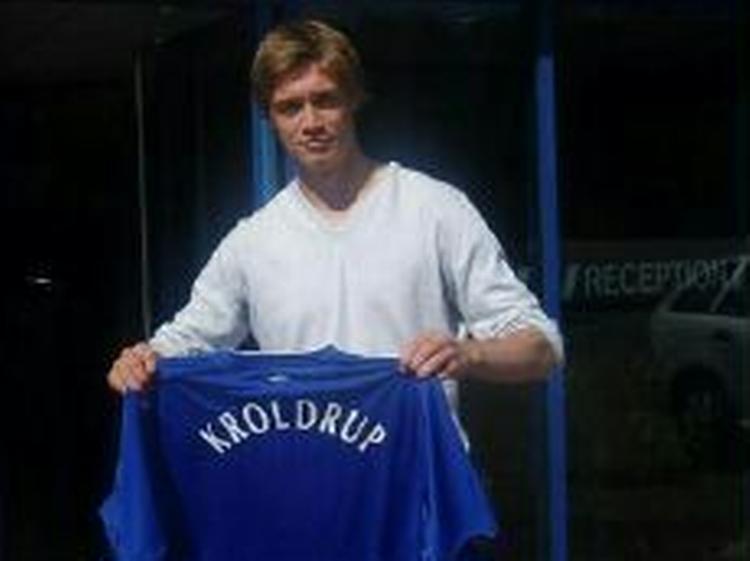 Krøldrup kan endelig trække i trøjen. - Foto: www.everton.com 