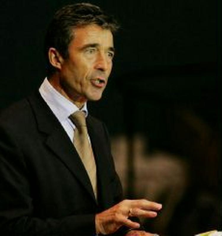 Anders Fogh Rasmussen forventer, at de tunge kontantmodtagere har 300 timer ordinært arbejde inden for to år. Men brancherne siger nej. - Foto: AP 