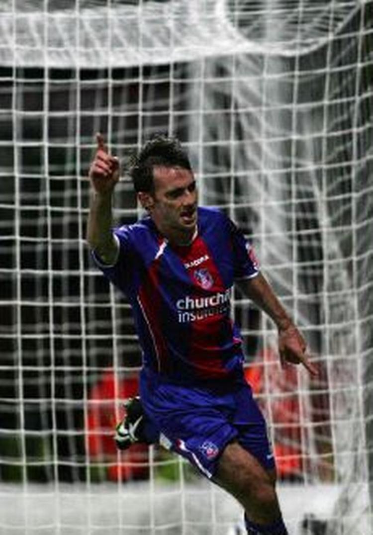 Dougie Freeman fejrer sin scoring til 1-0 mod Liverpool. - Foto: AP 