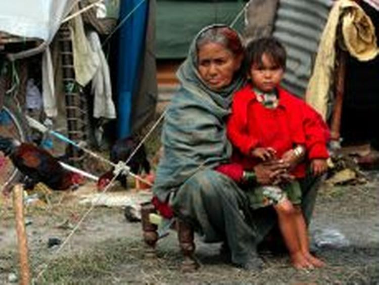 Jordskælvs-overlevende i Muzaffarabad. FN beder nu om mere nødhjælp. - Foto: AP 