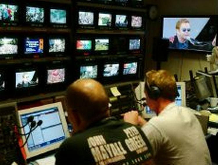 BBC's programledere holder styr på verden fra kontrolrummet i London. - Arkivfoto: AP 