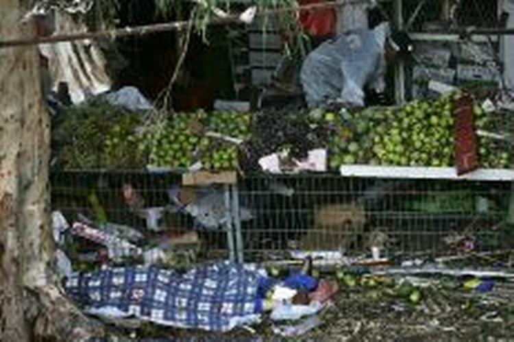 Mindst fem personer har mistet livet ved dagens angreb i kystbyen Hadera. - Foto: AP 