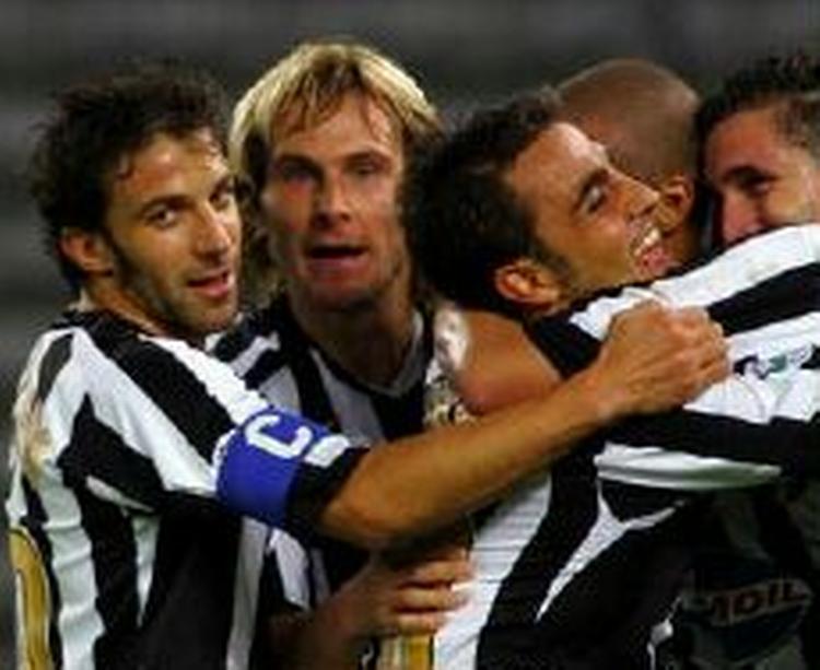 Juve-spillerne fejrer Trezeguets scoring til 1-0. - Foto: AP. 