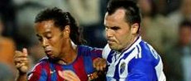 Ronaldinho (t.v.) scorede på straffespark mod Malaga. - Foto: AP. 