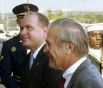 Gade bydes indenfor i Pentagon af Rumsfeld. - Foto: AP 