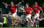Charltons anfører Luke Young (forrest) jubler efter sejren. - Foto: AP 