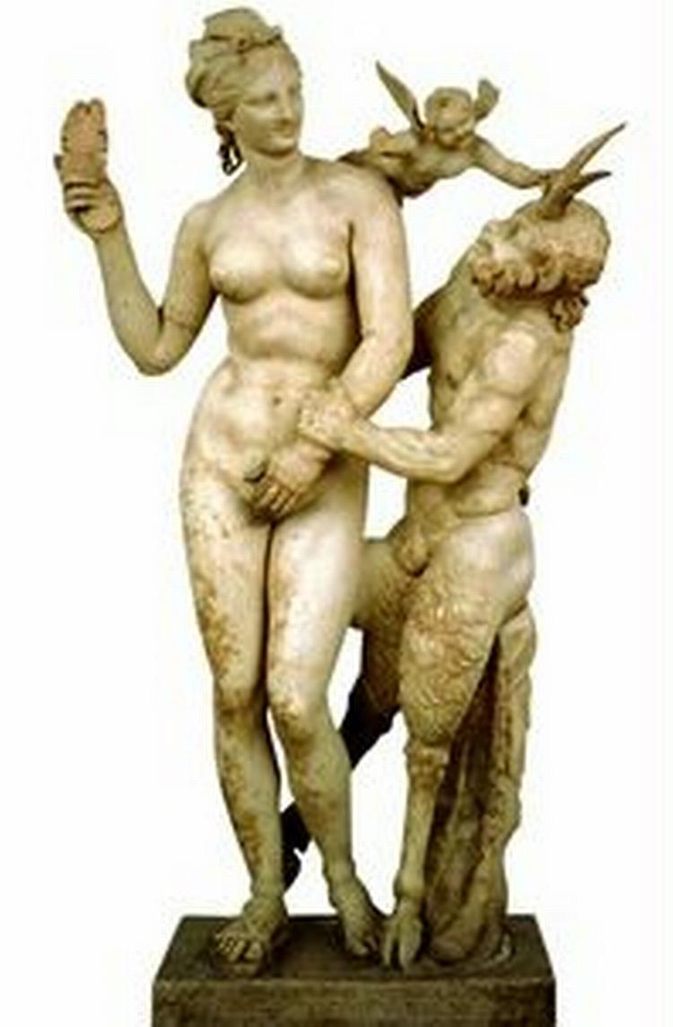 GUDESKØN. En moderne fristerinde er det fascinerende omdrejningspunkt i Astrid Saalbachs nye roman. Denne mere klassiske Afrodite antastes her af Pan. De står på National Archaeological Museum i Athen. 