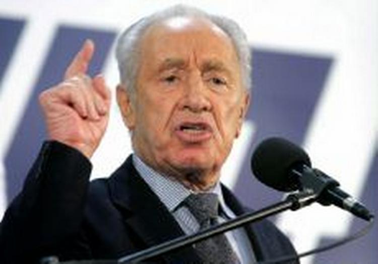 Den israelske vicepremierminister Shimon Peres mener, at Iran skal smides ud af FN efter den iranske præsidents udtalelse om, at Israel skal slettes fra landkortet. - Arkivfoto: AP 