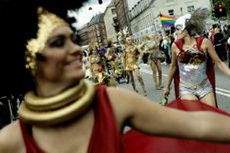 Bøsser og lesbiske stiller hvert år deres seksualitet til skue i optog i Københavns gader. Nu kan man også få specielle homoseksuelle ringetoner og skærmbilleder til mobilen. - Arkivfoto: Thomas Borberg 