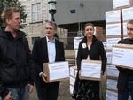 Folketingspolitikeren Mogens Lykketoft m.fl. får overdraget underskrifter af Uffe Lembo, formand for Danske Gymnasieelevers Sammenslutning (tv). - Foto: LocalEyes 