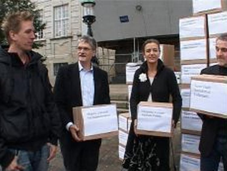 Folketingspolitikeren Mogens Lykketoft m.fl. får overdraget underskrifter af Uffe Lembo, formand for Danske Gymnasieelevers Sammenslutning (tv). - Foto: LocalEyes 