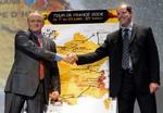 Lederne af verdens største cykelløb Tour de France, Jean Marie Leblanc og Christian Prudhomme præsenterede i dag ruten for 2006. - Foto: AP 