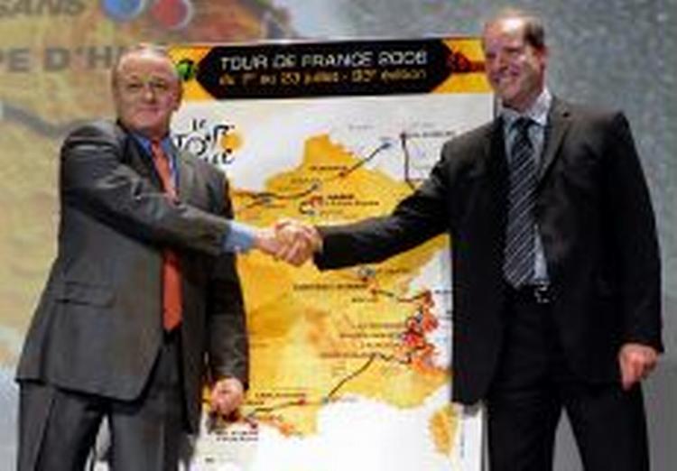Lederne af verdens største cykelløb Tour de France, Jean Marie Leblanc og Christian Prudhomme præsenterede i dag ruten for 2006. - Foto: AP 