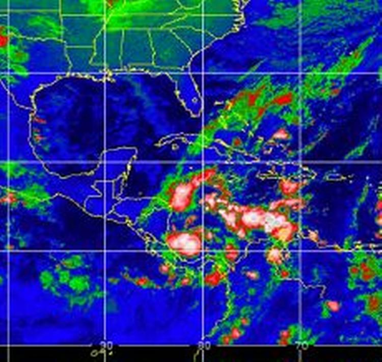 Den tropiske storm Beta giver regn og uvejr i området mellem San Andreas øerne og Nicaragua. Stormen slår alle rekorder i antal storme i en orkan-sæson. - Foto: AP 