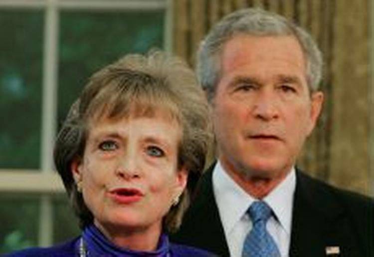 Harriet Miers ved siden af præsident George W. Bush. - Foto: AP 