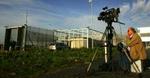 En kameramand venter udenfor fængslet i Amsterdams lufthavn. - Foto: AP 