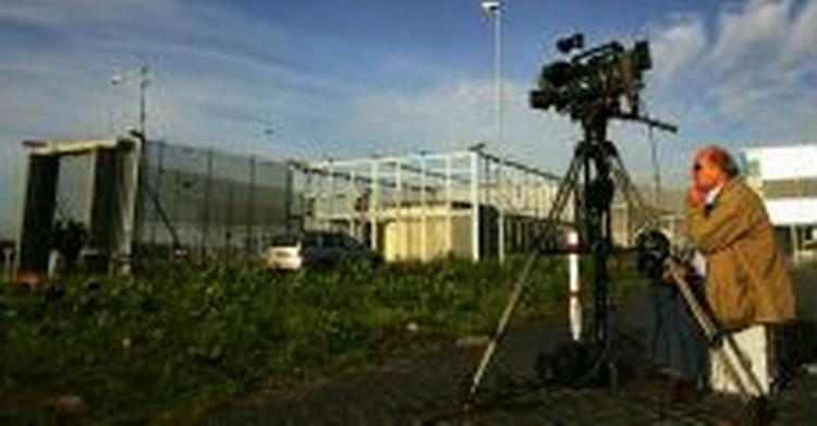 En kameramand venter udenfor fængslet i Amsterdams lufthavn. - Foto: AP 