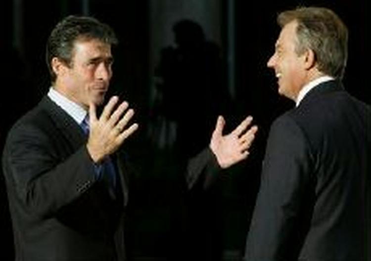 Anders Fogh Rasmussen i samtale med Storbritanniens premierminister Tony Blair før mødet. - Foto: AP 