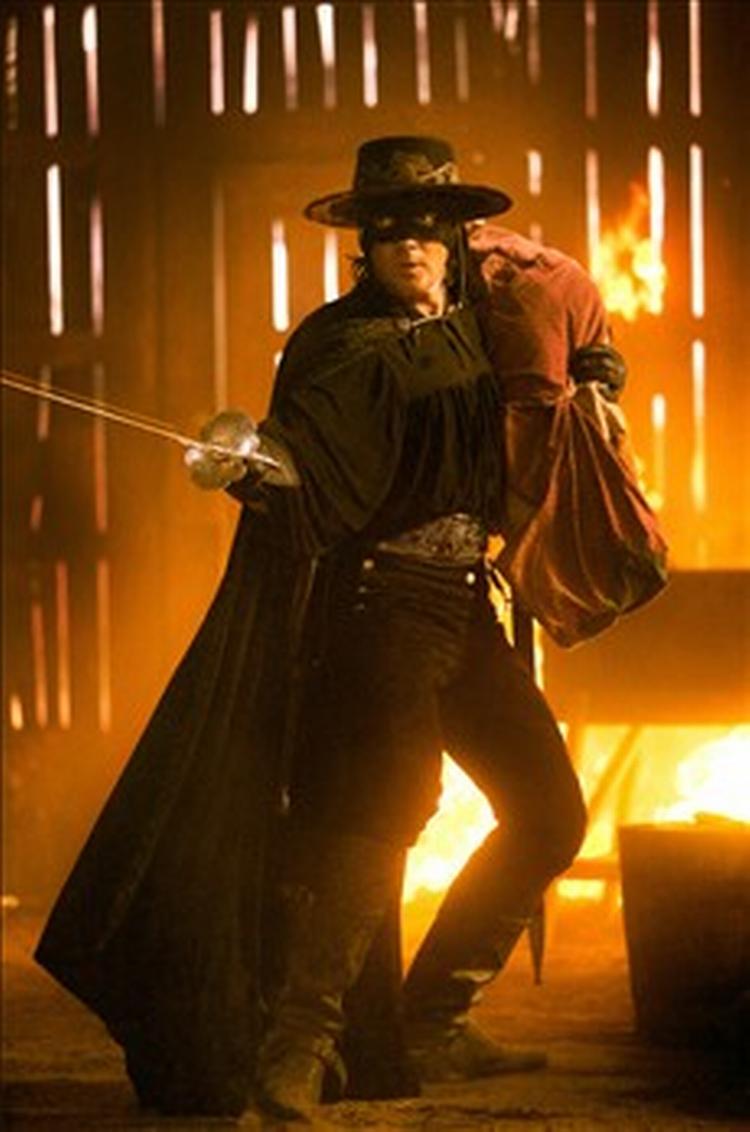 Antonio Banderas fanget mellem fortiden og nutiden i 'Legenden om Zorro' - Foto: Andrew Cooper 