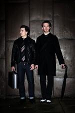 Det danske synth-band Spleen United spiller en koncert i Planetariet akkompagneret af marslandinger og stjerneskud. Her er det Rune Wehner (tv.) og Kasper Nørlund, der er på besøg i rumhuset for at inspicere forholdene. - Foto: Anders Birch 