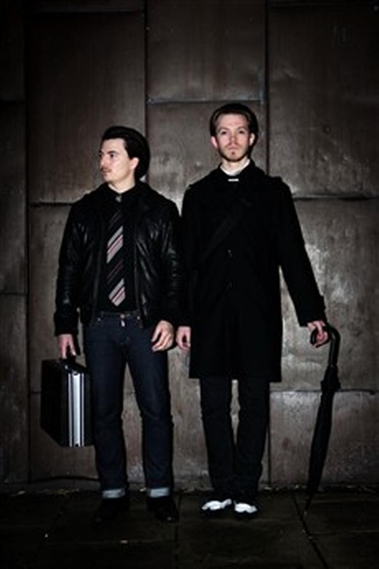 Det danske synth-band Spleen United spiller en koncert i Planetariet akkompagneret af marslandinger og stjerneskud. Her er det Rune Wehner (tv.) og Kasper Nørlund, der er på besøg i rumhuset for at inspicere forholdene. - Foto: Anders Birch 