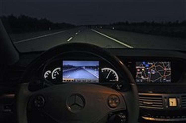 Et display på instrumentbordet viser et oplyst billede af vejen 170 meter frem. Meget gavnligt, når man kører med nærlys, der rækker 45-50 meter. Foto: Mercedes 
