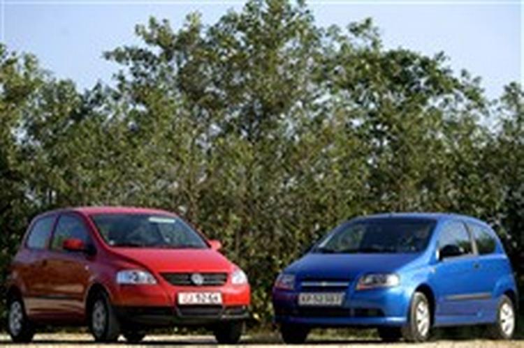 VW Fox (til venstre og Chevrolet Kalos. Foto: Peter Hove Olesen 
