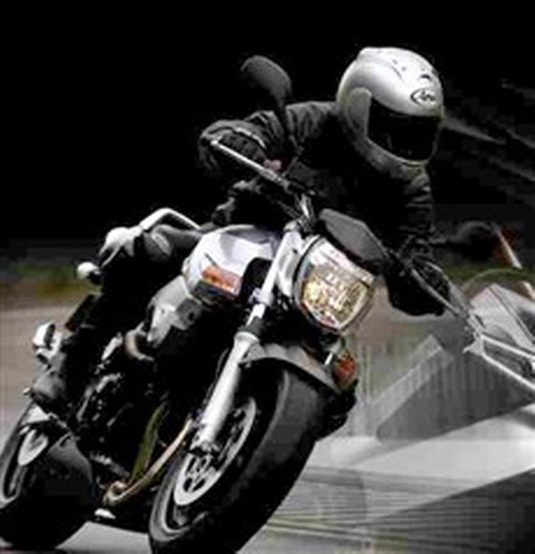 Suzuki GSR 600 har en motor, der er snuppet fra en lidt skrappere sportsversion. Her er den neddroslet en anelse.   Foto: Suzuki 