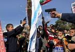 Iranske skolebørn 'beskyder' det israelske flag med legetøjpistoler under en antiisraelsk demonstration i Teheran. - Foto: APA! 