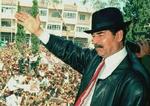 Saddam Hussein tiljubles af tilhængere under et besøg i byen Kirkuk i 1998. - Arkivfoto: AP 