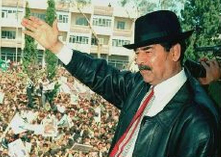 Saddam Hussein tiljubles af tilhængere under et besøg i byen Kirkuk i 1998. - Arkivfoto: AP 
