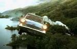 Her kommer Harry og Ron flyvende i deres Ford Anglia, mens Hogwarts Ekspressen tøffer derudad.   Foto fra filmen 