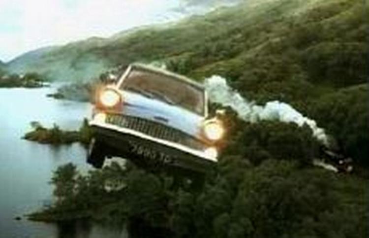 Her kommer Harry og Ron flyvende i deres Ford Anglia, mens Hogwarts Ekspressen tøffer derudad.   Foto fra filmen 