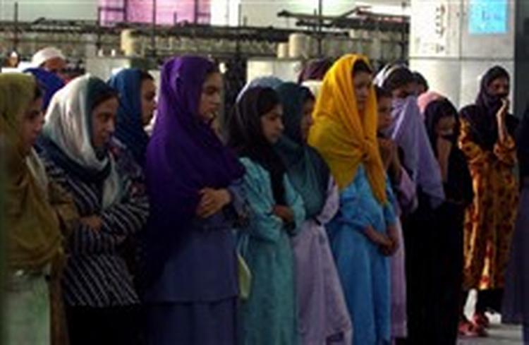 Kvindelige vælgere lytter til kvindelig kandidat ved det afghanske valg i august. Retssagen mod redaktøren af kvindetidsskriftet afslører fortsat strid mellem moderate og konservative i den afghanske regering.   Foto: Musadeq Sadeq/AP 