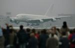 Airbus' nye gigantiske passagerfly, A380, lander i Frankfurt. - Foto: AP 