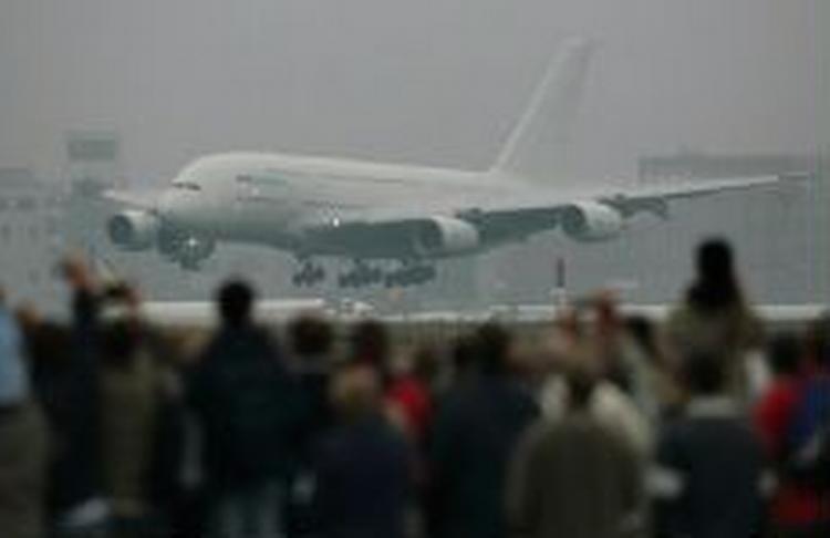 Airbus' nye gigantiske passagerfly, A380, lander i Frankfurt. - Foto: AP 